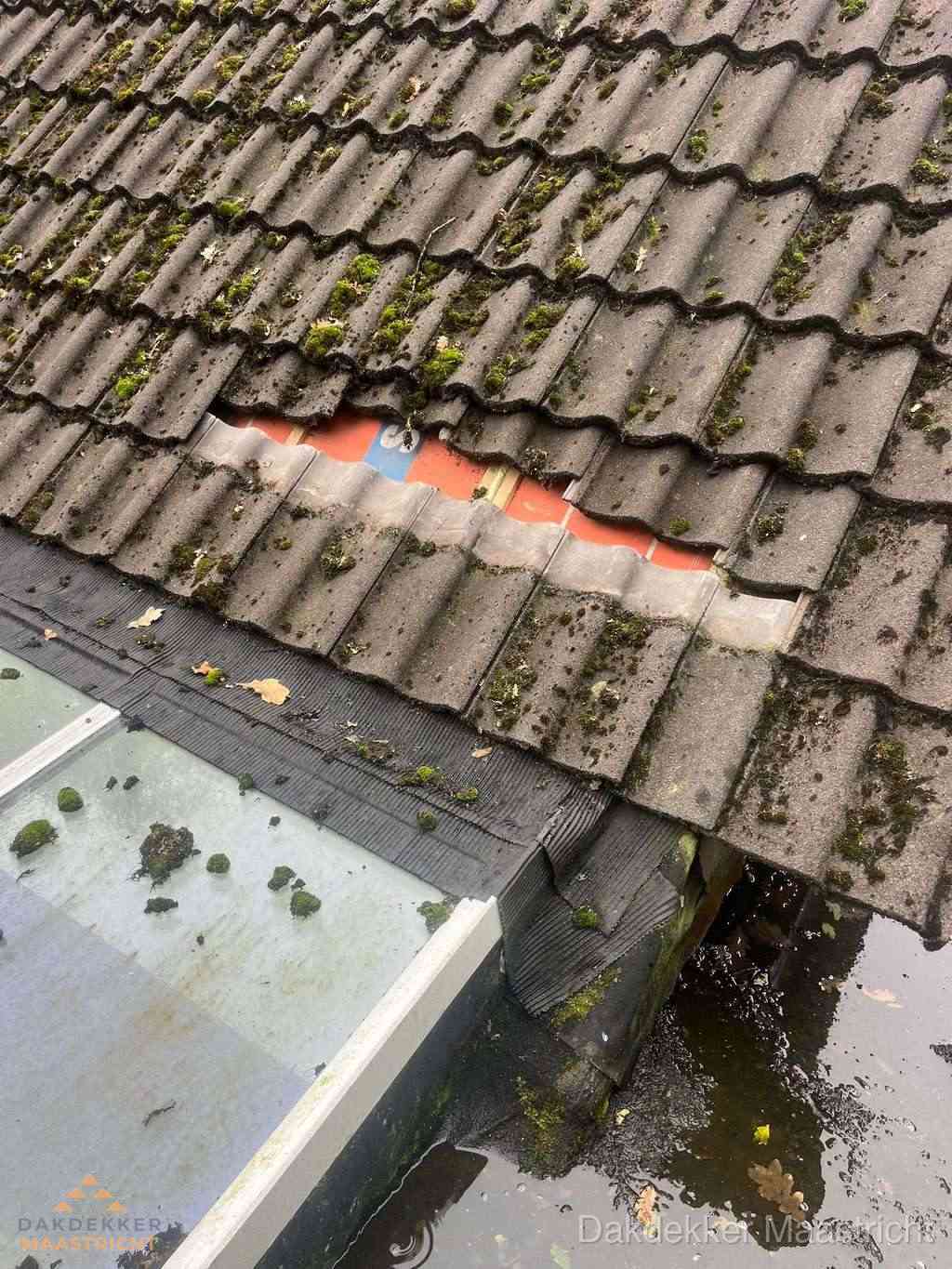 Beschadigd pannendak met ontbrekende dakpannen voor reparatie in Maastricht