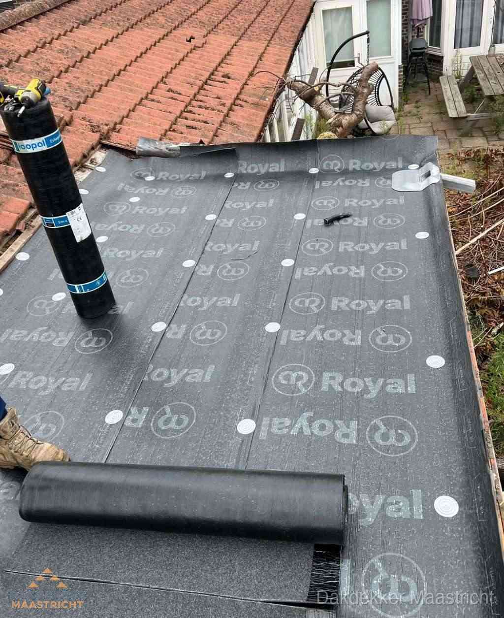 Plat dak met nieuwe bitumen dakbedekking en brandgereedschap in Maastricht