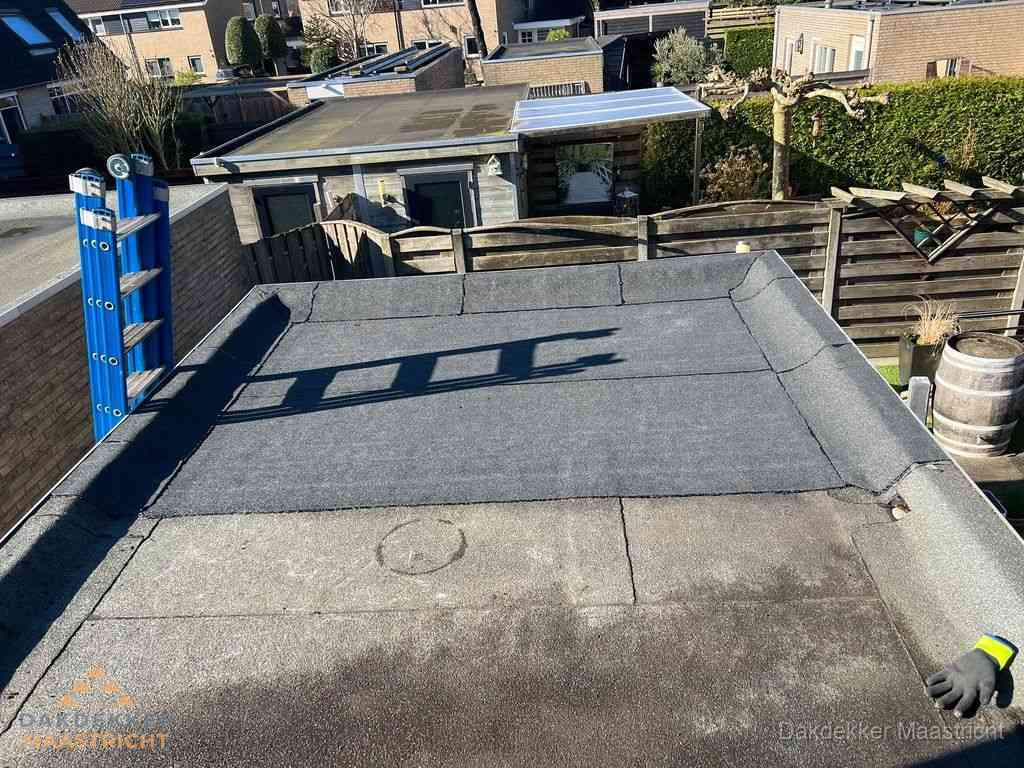 Dakdekker legt onderlaag op plat dak met houten constructie in Maastricht