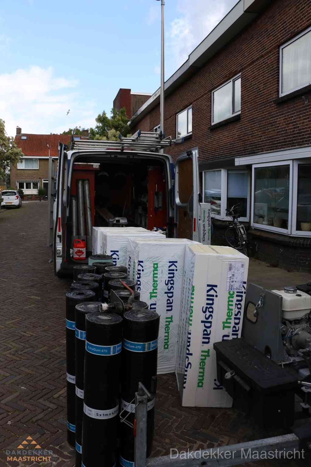 Plat dak met bitumen dakbedekking en brander in Maastricht