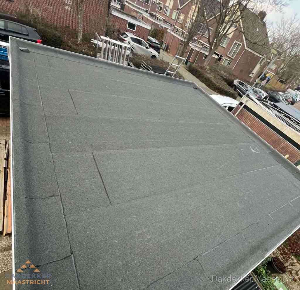 Nieuwe bitumen dakbedekking op plat dak van garage in Maastricht