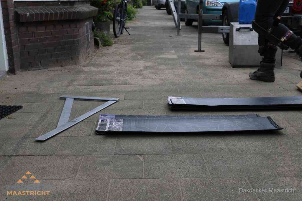 Dakbedekkingsmateriaal en zinkwerk klaargelegd voor reparatie in Maastricht