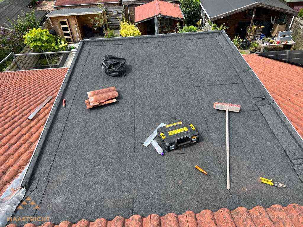 Nieuw plat dak met bitumen dakbedekking in Maastricht