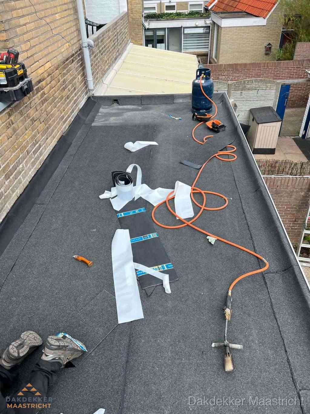 Dakdekker brengt EPDM dakbedekking aan op plat dak in Maastricht