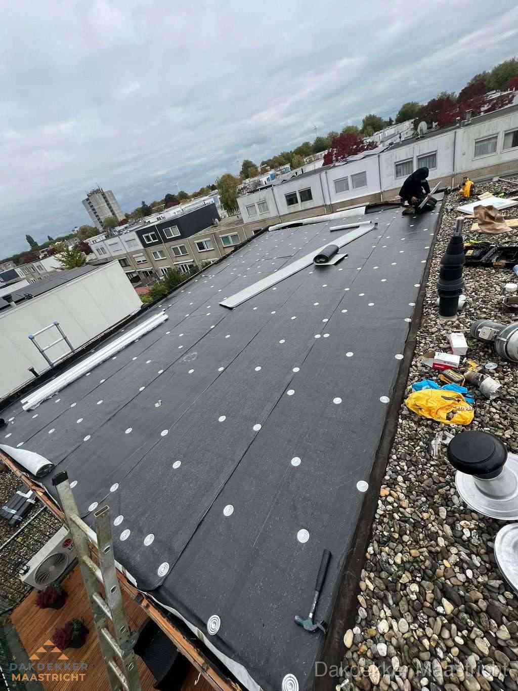Dakleer vervangen op groot plat dak door dakdekker in Maastricht