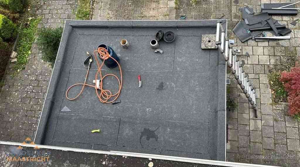 Plat dak met nieuwe bitumen bedekking in Maastricht