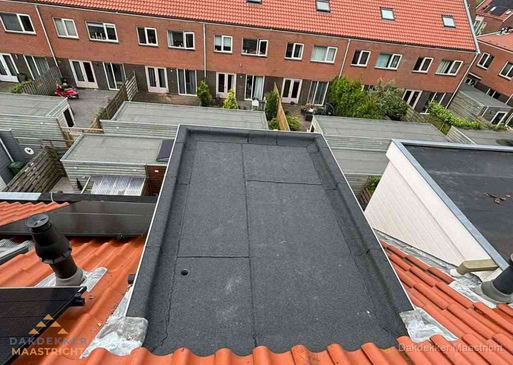 Plat dak met bitumen bedekking naast dakkapel in Maastricht