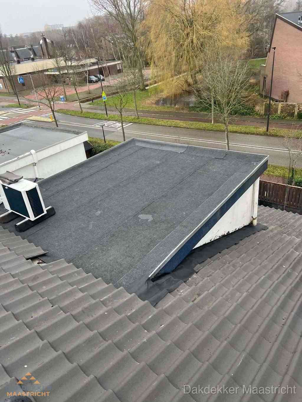 Plat dak met bitumen dakbedekking naast schuin pannendak in Maastricht