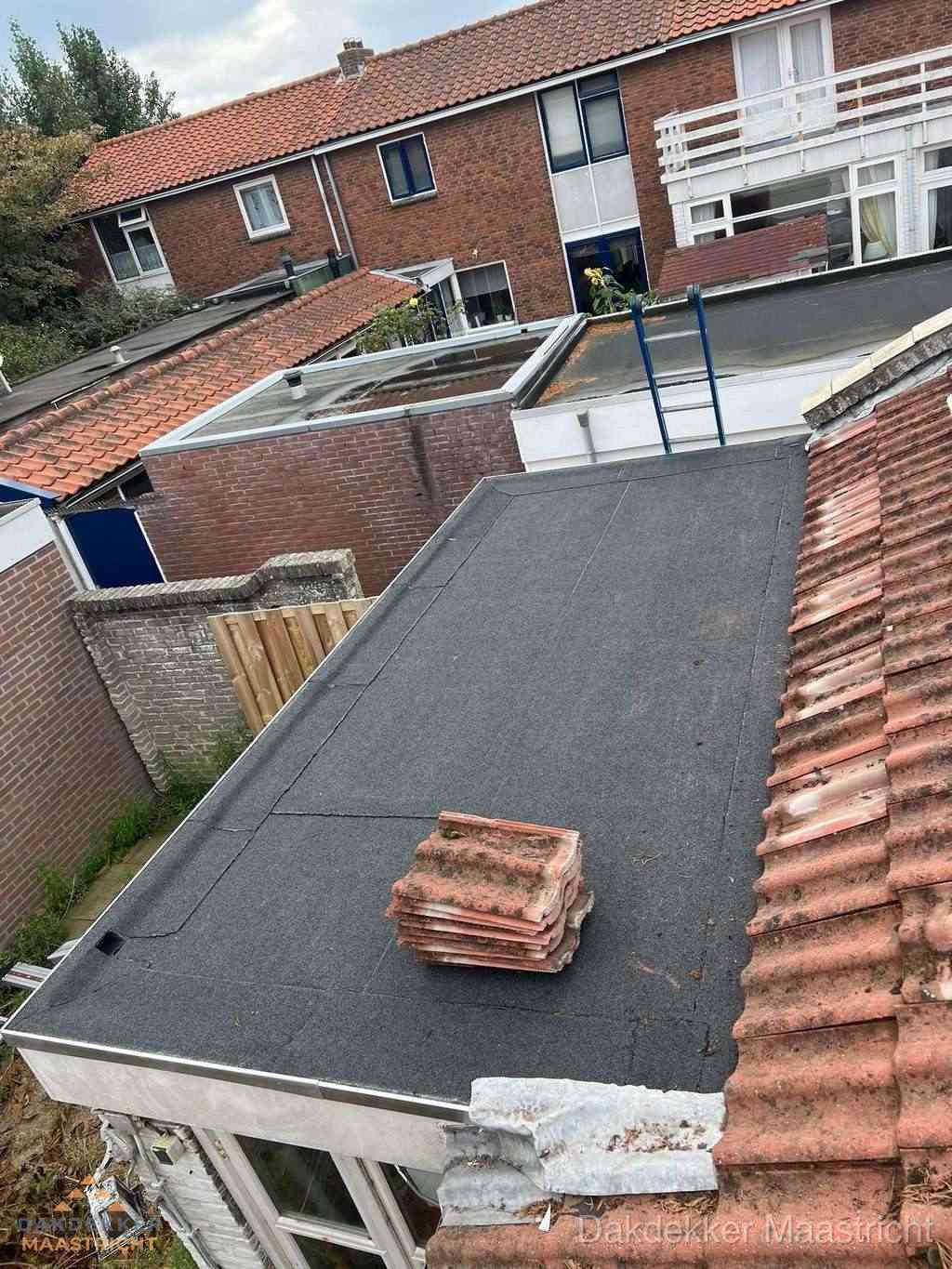 Aanbouw plat dak met reservepannen voor dakpannen vervangen in Maastricht