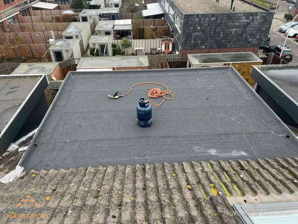 Dakreparatie plat dak met bitumen in Maastricht