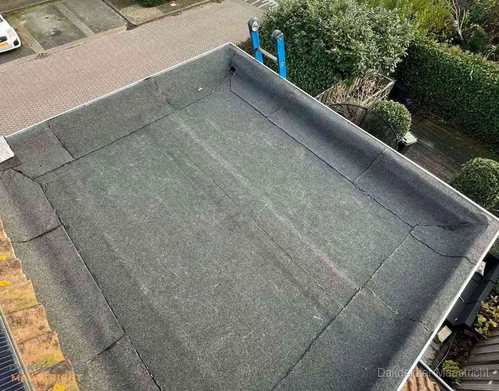 Gerenoveerd plat dak met nieuwe bitumen dakbedekking in Maastricht