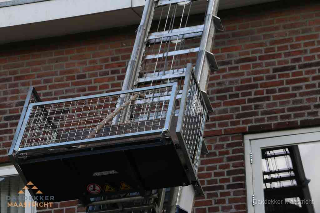 Ladderlift met dakpannen voor dakpan reparatie in Maastricht