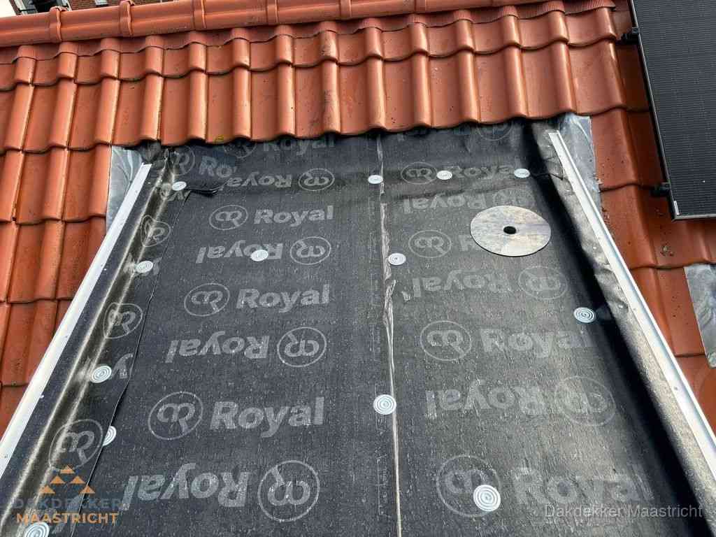 Nieuw dak met dakpannen en Royal onderlaag bij woning in Maastricht