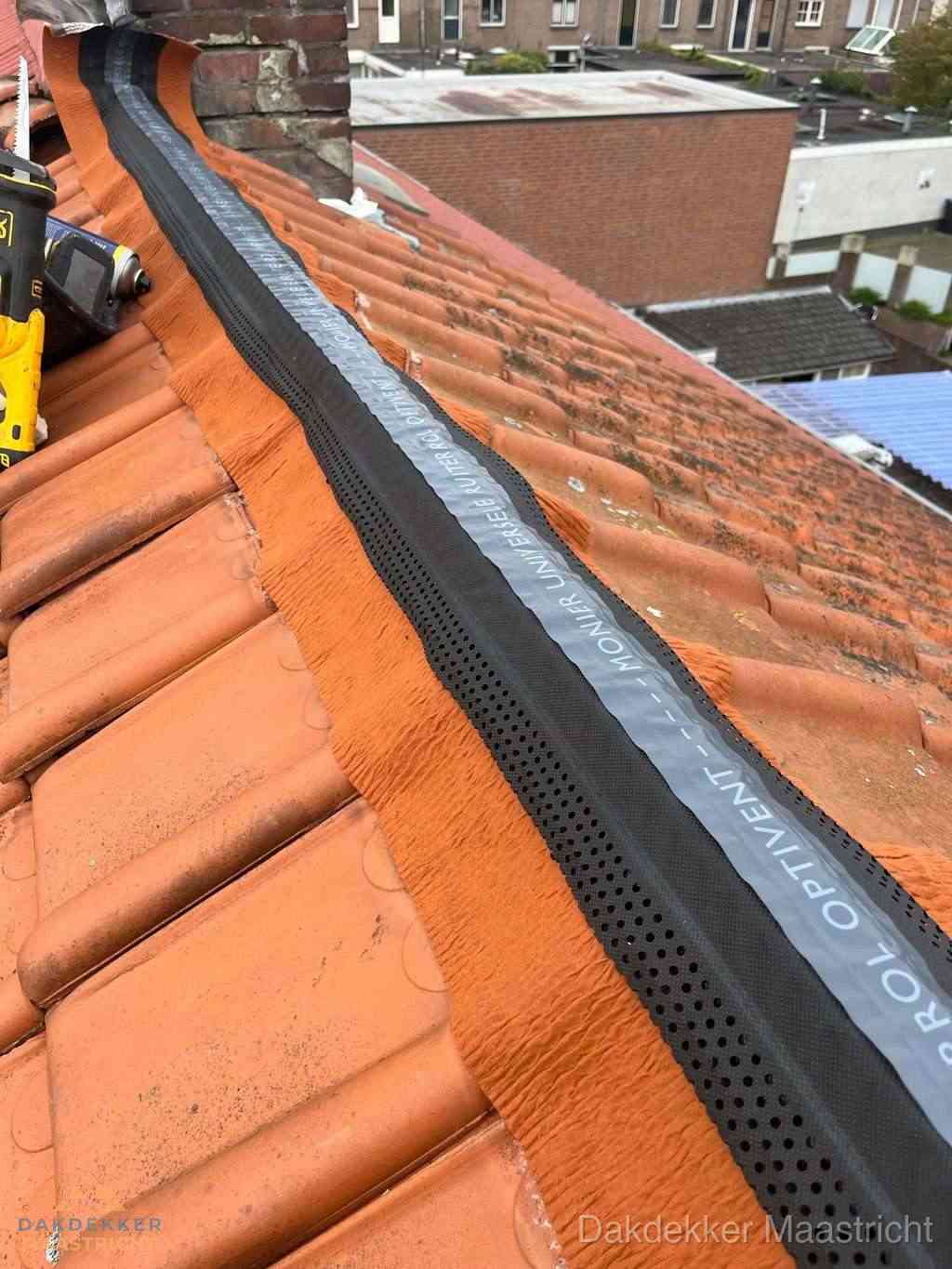 Plat dak aanbouw met bitumen naast schuin pannendak in Maastricht