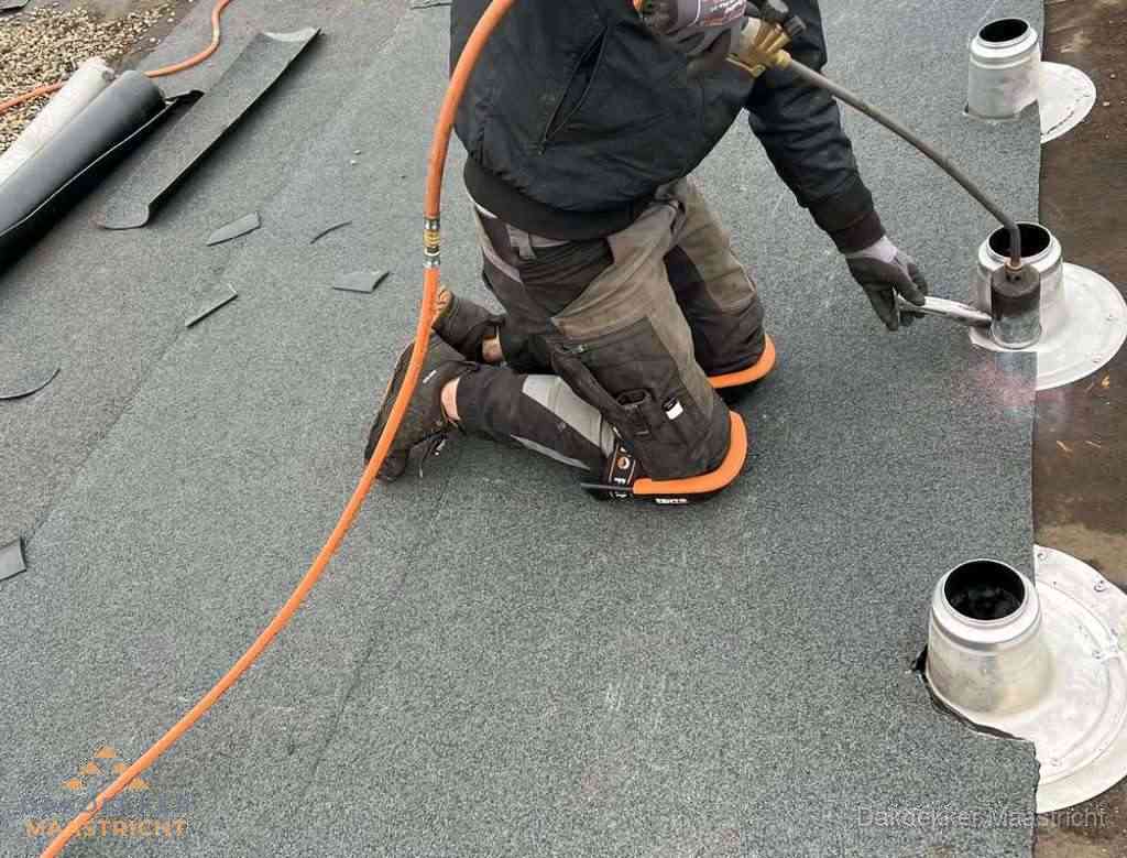 Gereedschap op nieuw plat dak na renovatie in Maastricht