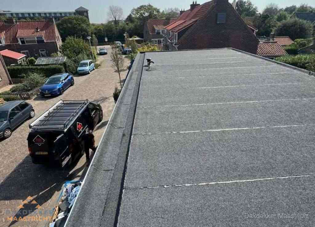 Nieuw bitumen plat dak met uitzicht over landschap in Maastricht
