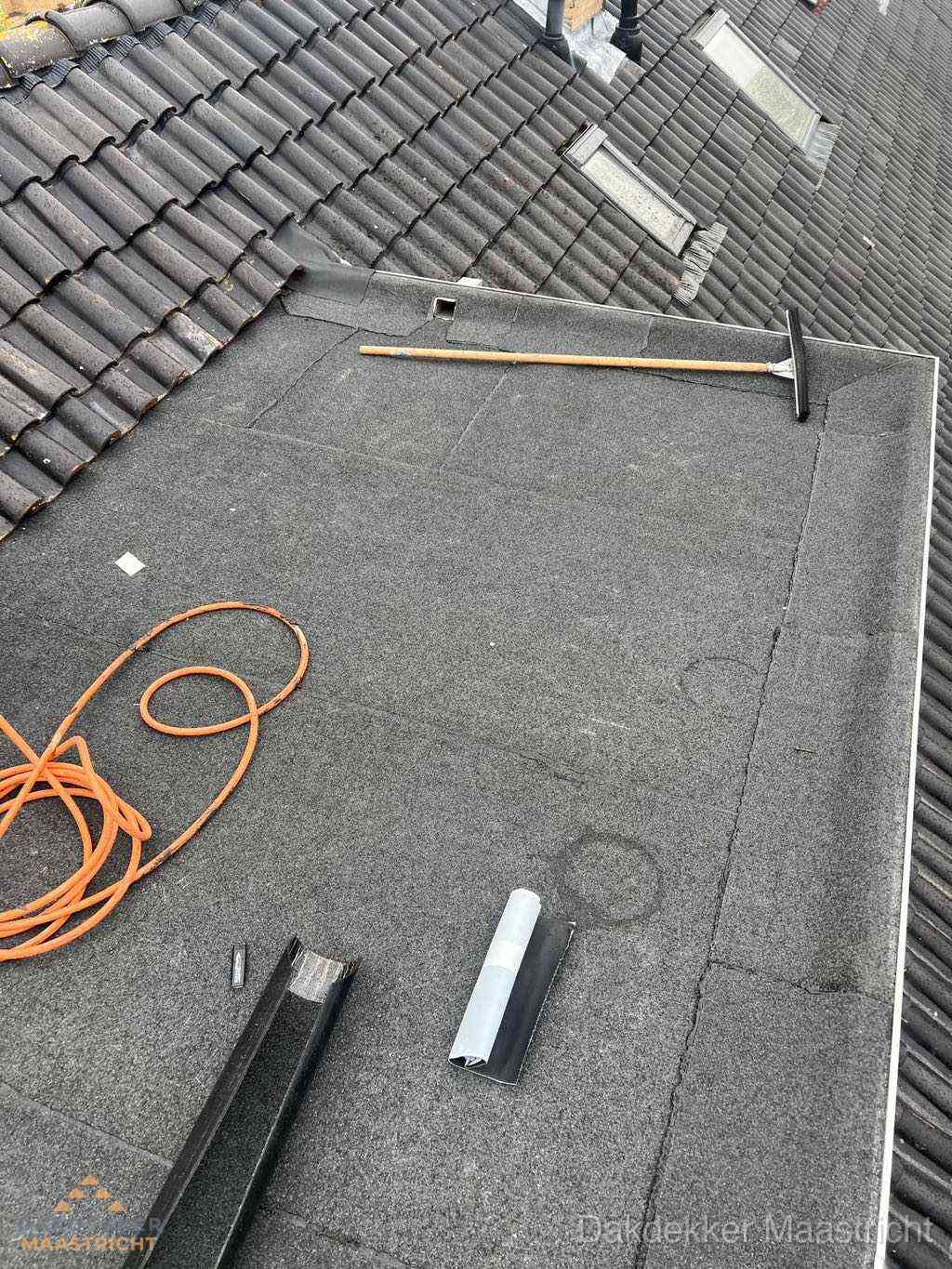 Overzicht plat dak met dakgoot in woonwijk Maastricht