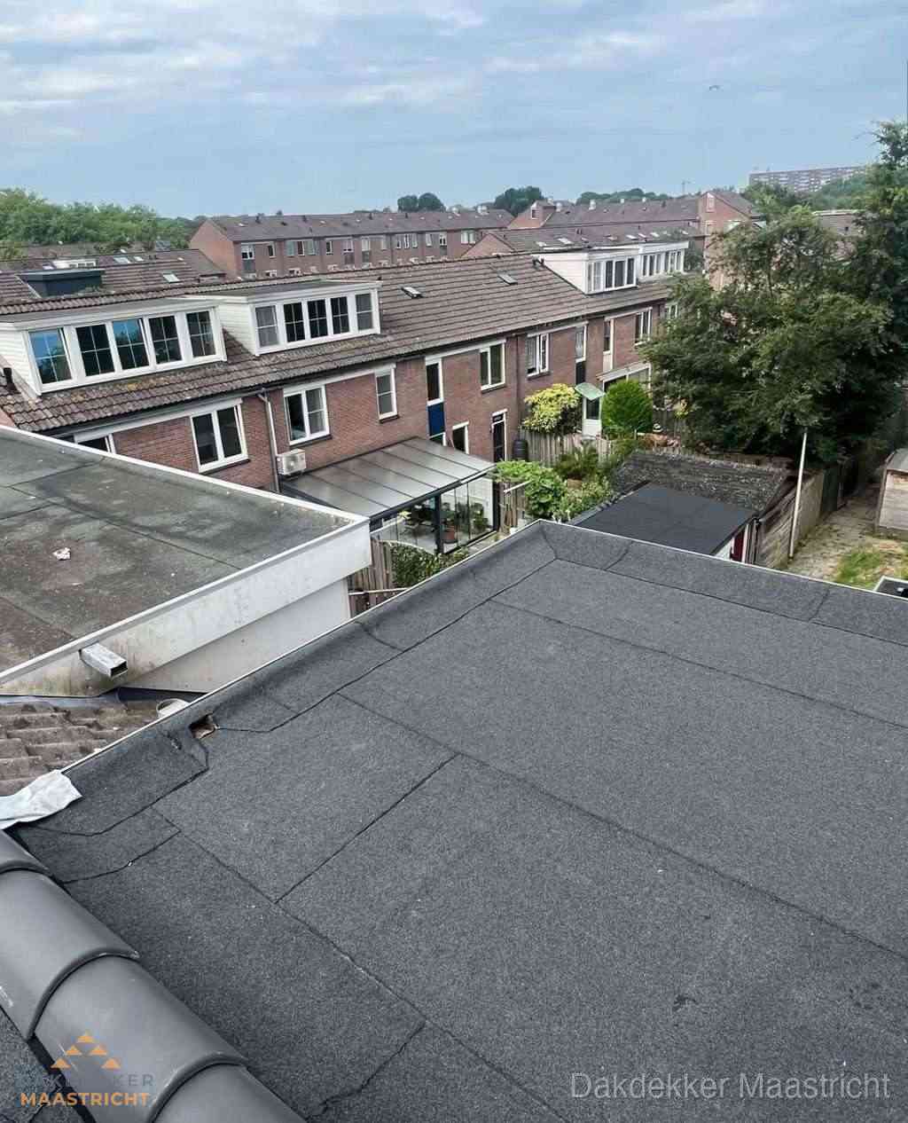 Vernieuwd plat dak met bitumen in woonwijk in Maastricht